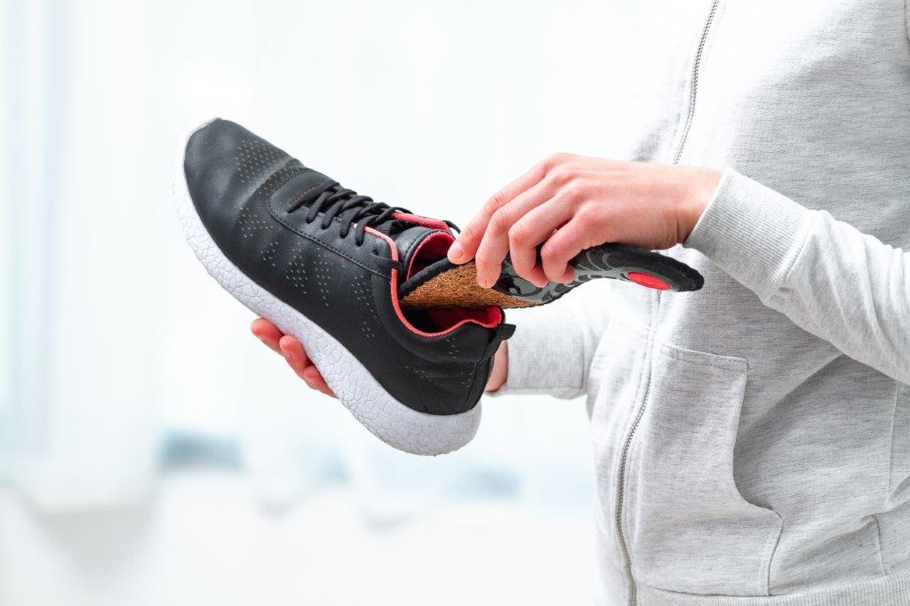 Man som använder skoinlägg